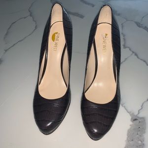 Nine West Snakeskin Closed Toe Heel